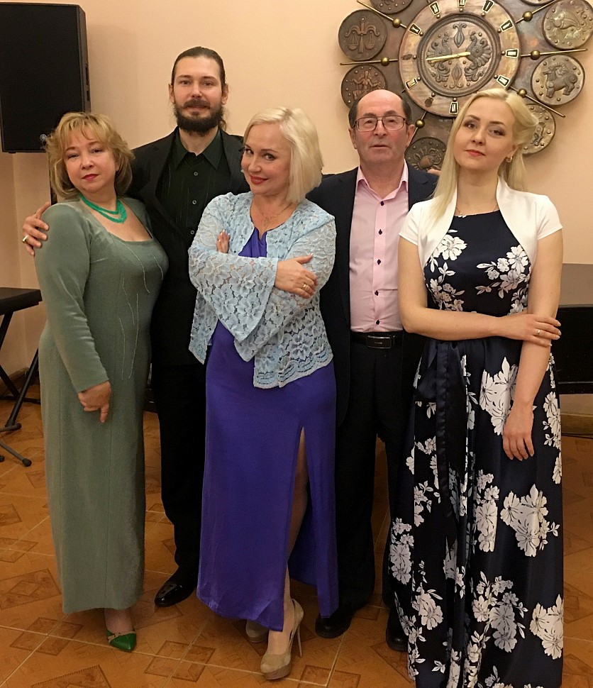 Участники концерта слева-направо: Ирина ОВЧАРЕНКО, Евгений ТРУНОВ, Анна ЧЕРНЕЦКАЯ, Михаил СЛУЦКИЙ, Елена ЖУРАВСКАЯ Участники концерта слева-направо: Ирина ОВЧАРЕНКО, Евгений ТРУНОВ, Анна ЧЕРНЕЦКАЯ, Михаил СЛУЦКИЙ, Елена ЖУРАВСКАЯ