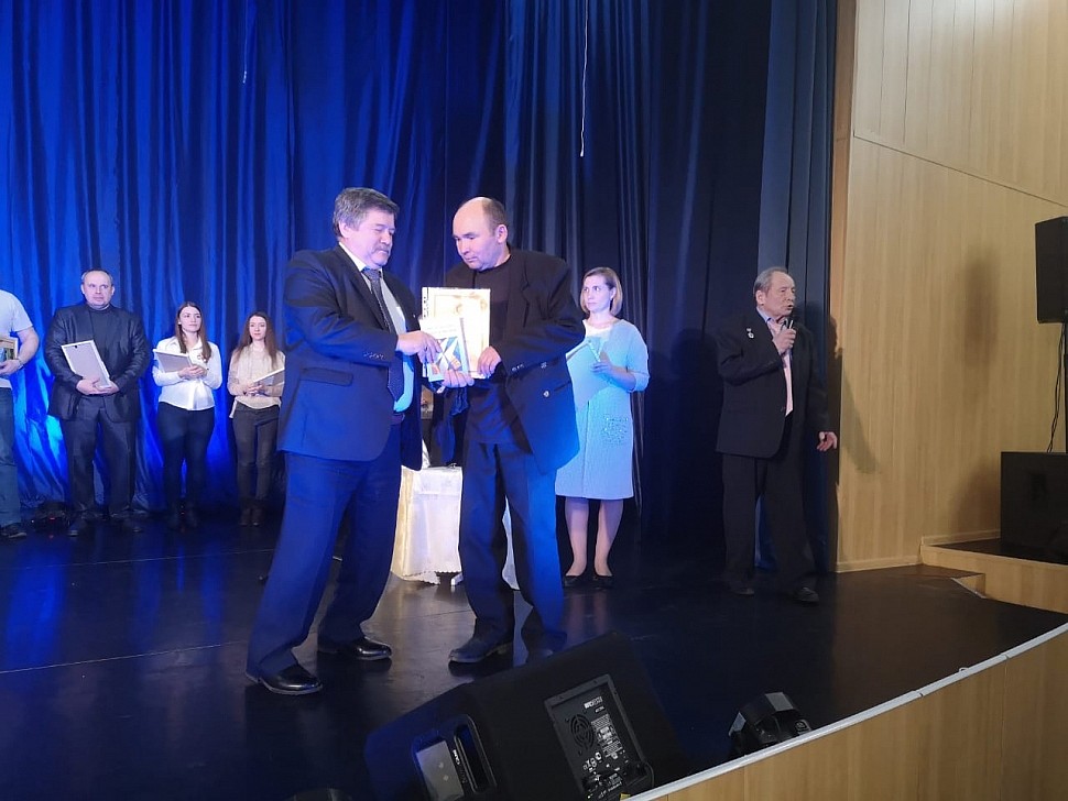 Глава городского поселения Белоозёрский В.С. Евсеев вручает диплом жуковскому поэту А. Евсееву