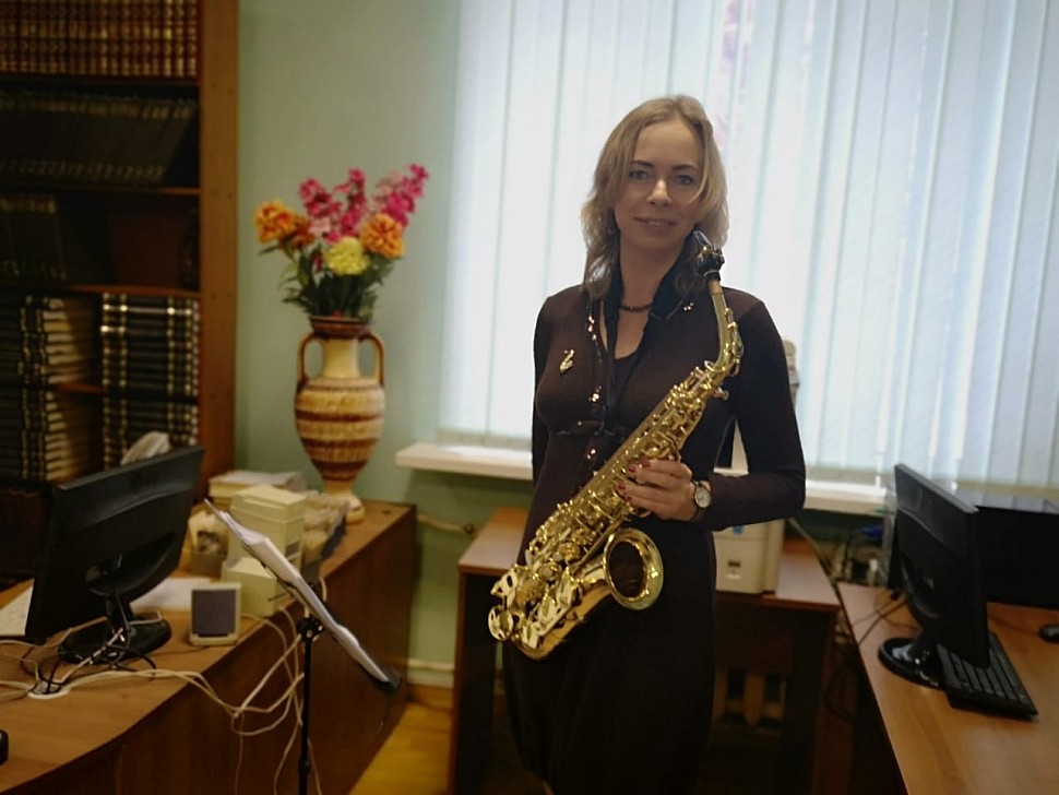 Майя Азбукина исполняет соло на саксофоне