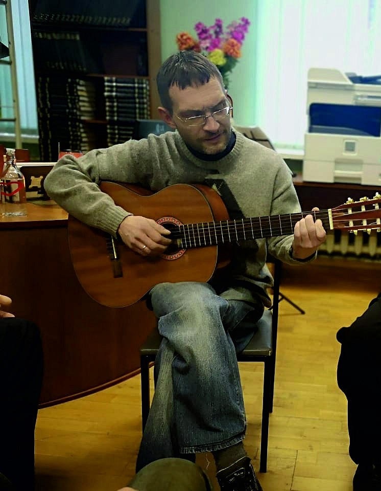 Олег Богачев исполняет авторские песни