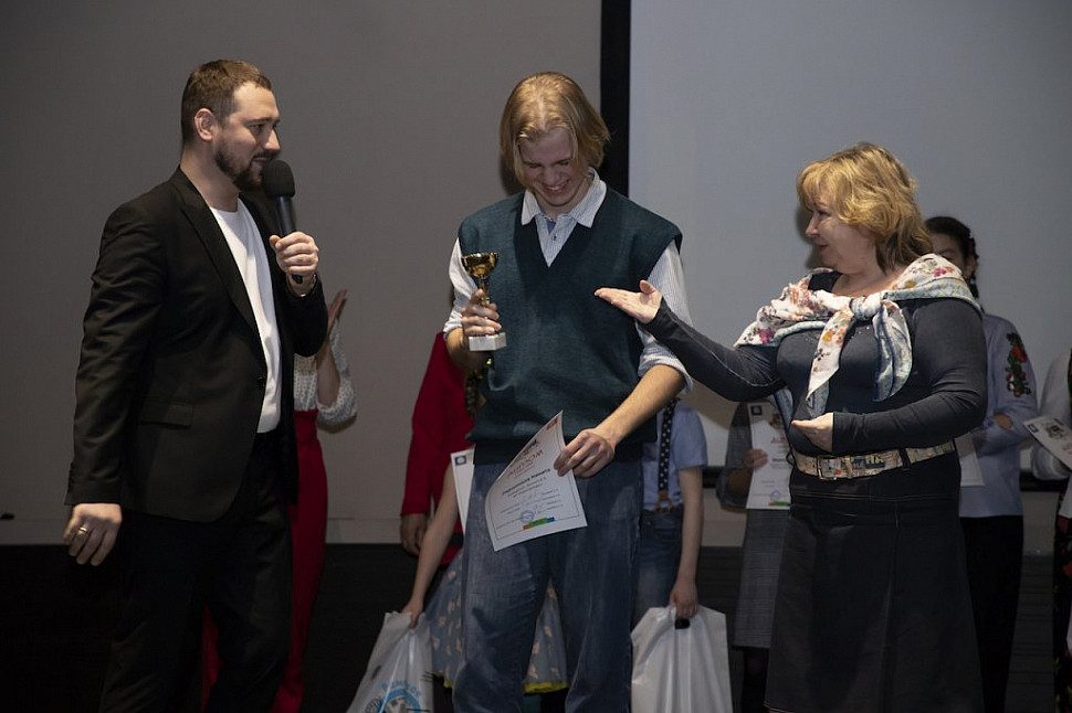 Председатель жюри Ирина Овчаренко и ведущий Артем Поляков награждают победителей конкурса 