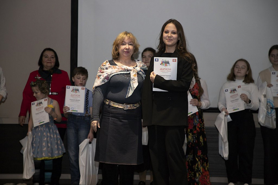 Председатель жюри Ирина Овчаренко награждает победителя конкурса