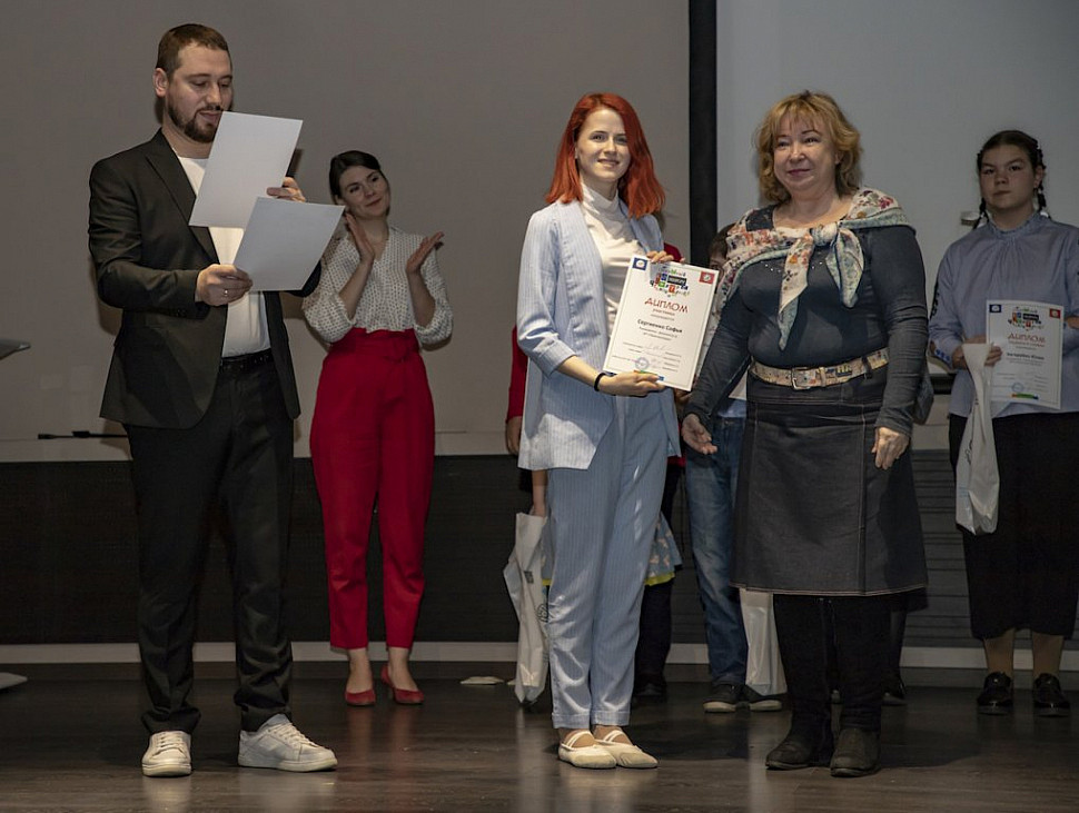 Председатель жюри Ирина Овчаренко награждает дипломанта конкурса