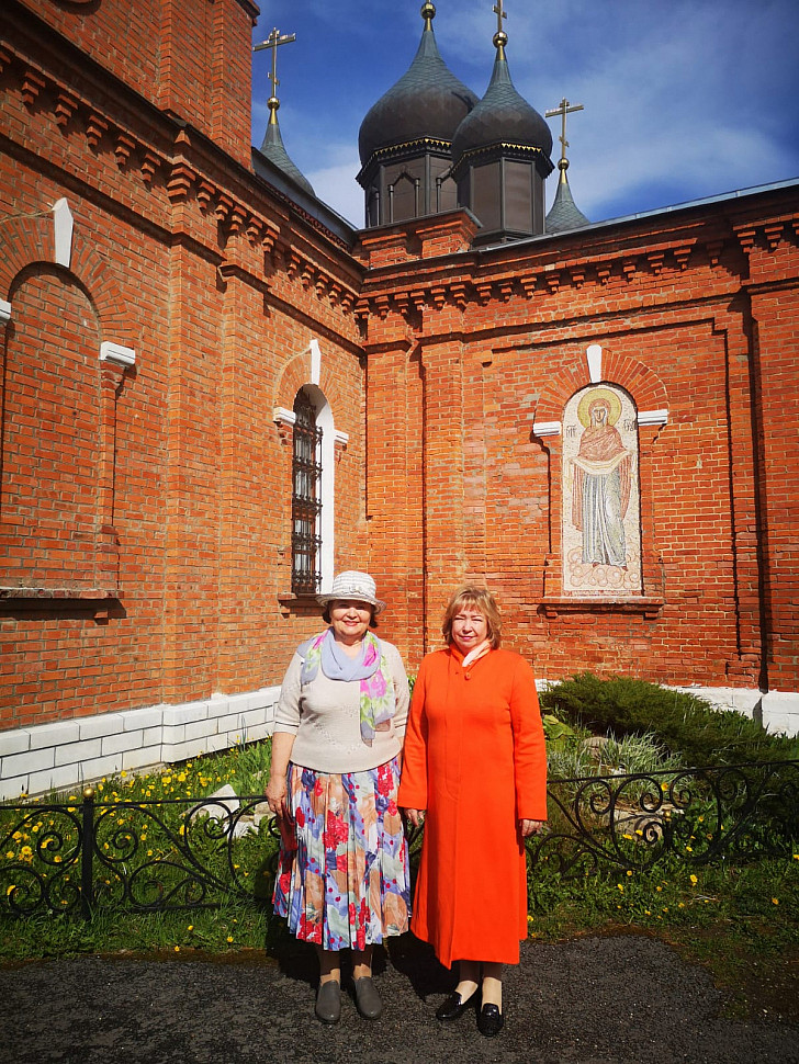 Татьяна Максименко и Ирина Овчаренко в храмовом дворике