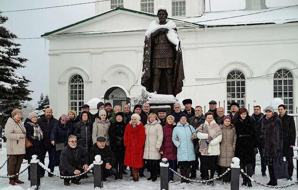 Писатели и поэты у памятника Александру Невскому в г. Александров