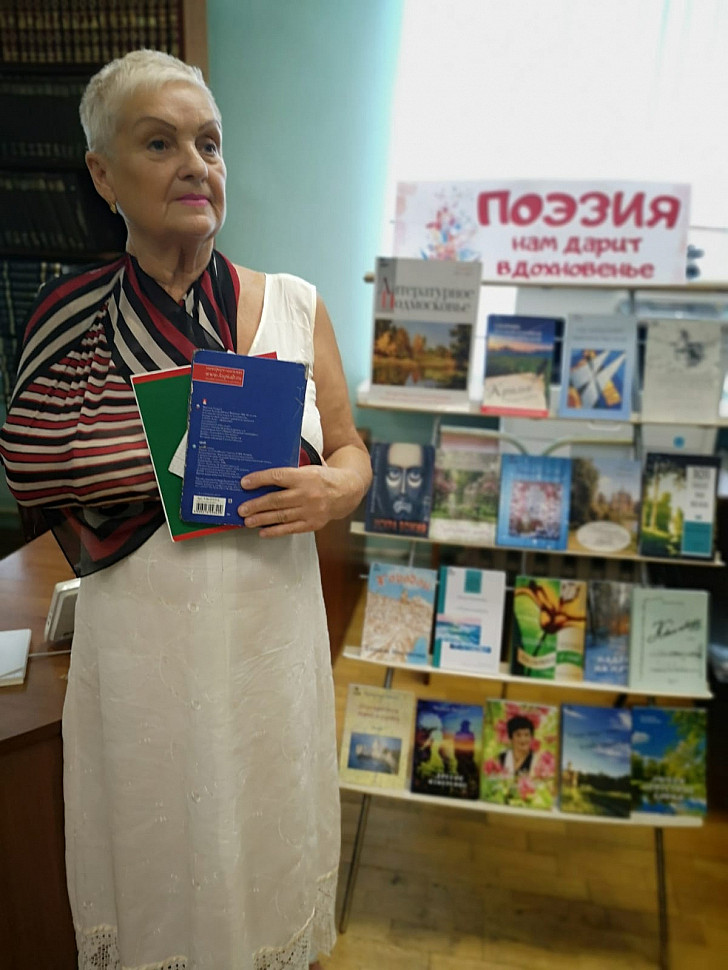 Любовь Рязанова читает стихи о городе