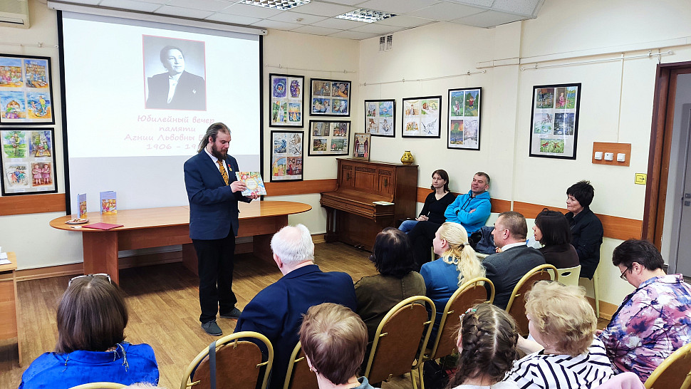 Кузьма Шац (Артём Друзин) из г.о. Жуковского) представил книгу-сказку «Колпак и корона», выпущенную московским издательством «Бумба» в январе 2026 года Кузьма Шац (Артём Друзин) из г.о. Жуковского) представил книгу-сказку «Колпак и корона», выпущенную московским издательством «Бумба» в январе 2026 года